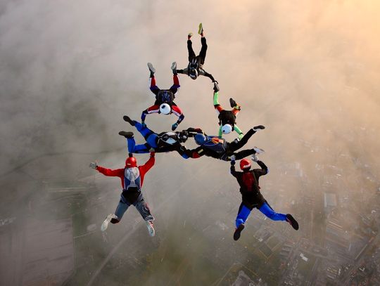 Spadochroniarze nad Elblągiem