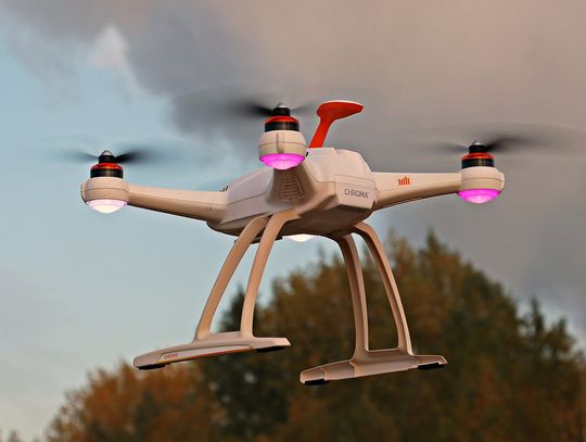 Specjalny dron sprawdzi, czym palisz w piecu. W Elblągu ruszają kontrole