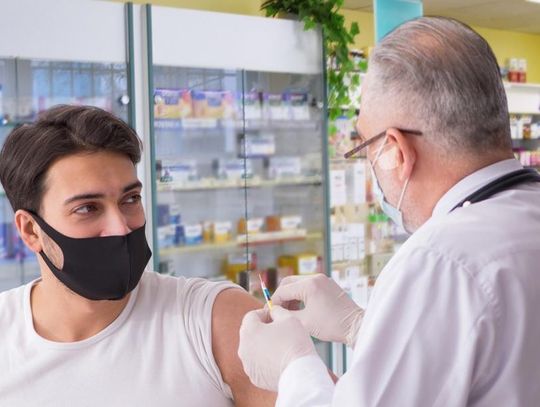 Sprawdziliśmy, ile osób zaszczepiło się w aptekach, a ile wykonało szybki test