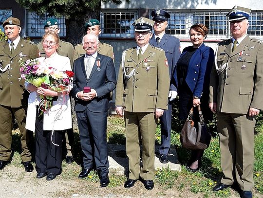 Srebrny medal "Za zasługi dla obronności kraju" dla rodziców żołnierza z Braniewa