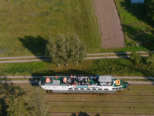 Statkiem po trawie. Rusza sezon na Kanale Elbląskim