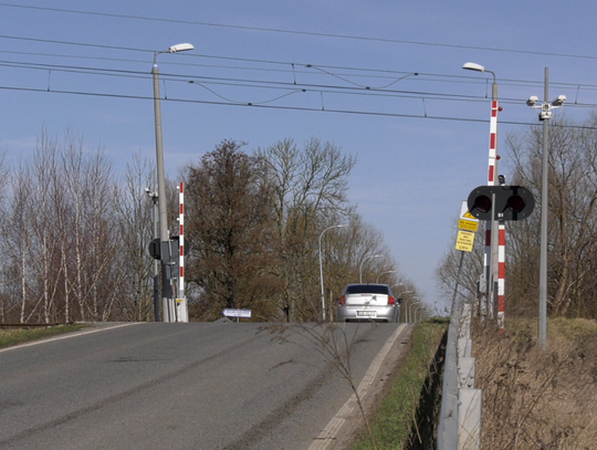 STOP brawurze na przejazdach kolejowych. Dron obserwuje pieszych i kierowców