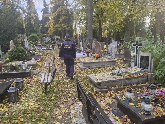 Straż Miejska i policja na elbląskich cmentarzach. Ruszyły kontrole Straż Miejska i policja na elbląskich cmentarzach. Ruszyły kontrole