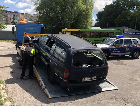 Straż Miejska w Elblągu "sprząta" miasto z wraków