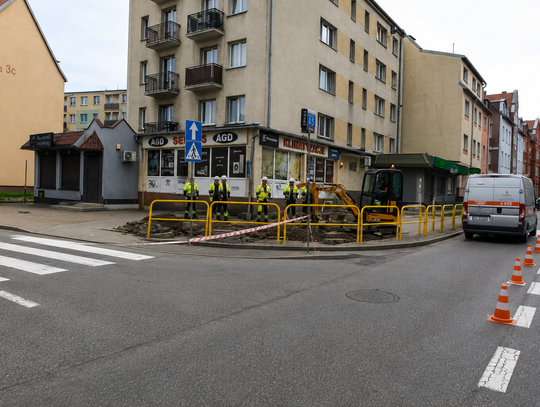 Strażacy i gazownicy na Słonecznej. Ulica częściowo zamknięta