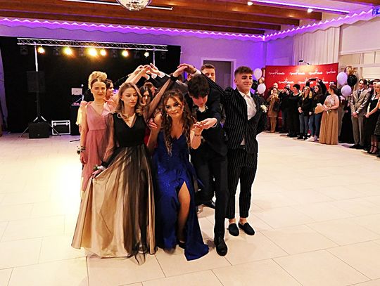 Studniówki w Elblągu rozpoczęte. Na początek III LO