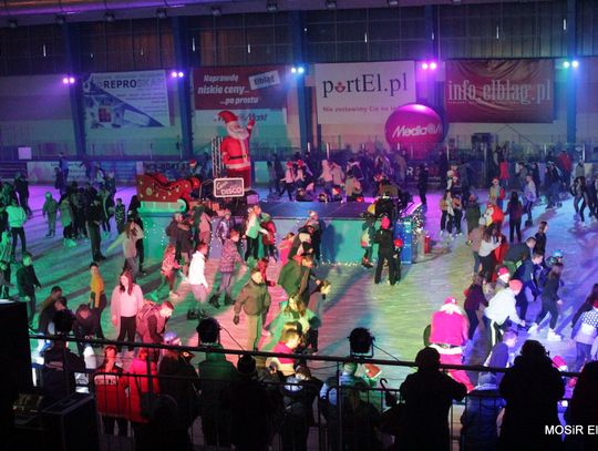 Świąteczna zabawa dla wszystkich na lodzie