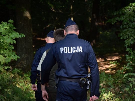 Szczęśliwy finał romantycznego spaceru po lesie. Policjanci z leśnikami odnaleźli zaginioną parę