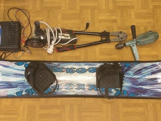 Szukamy właściciela tych przedmiotów Szukamy właściciela tych przedmiotów