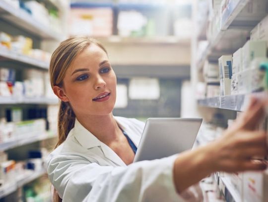 "Tabletki ze skrzatem polnym proszę". Jak przekręcamy nazwy leków?