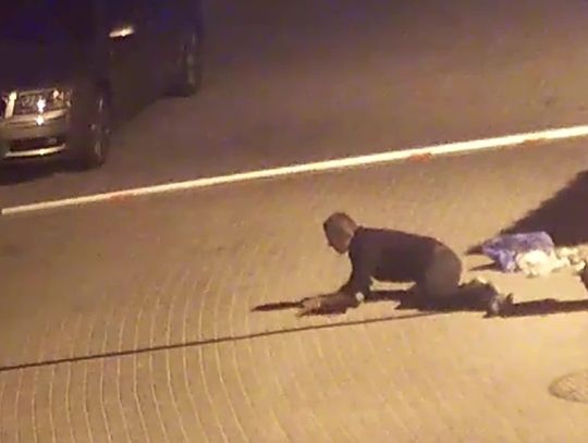 "Tajemnicza" siła przewróciła go na ziemię. Zemścił się na szlabanie [WIDEO]
