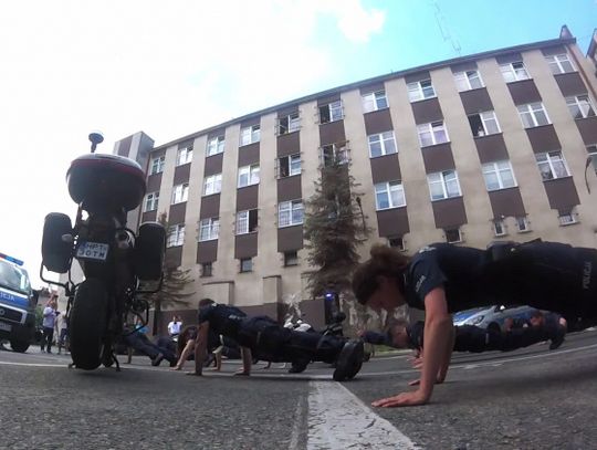 Tak robią pompki policjanci z Elbląga [WIDEO]