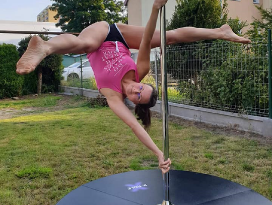 Taniec na rurze w Parku Modrzewie