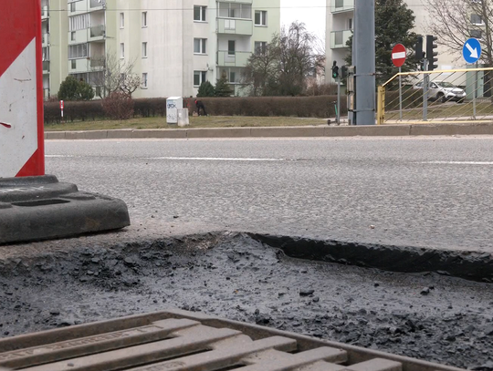 Te ulice są dziurawe. Rozpoczęło się wiosenne łatanie jezdni w Elblągu [WIDEO]