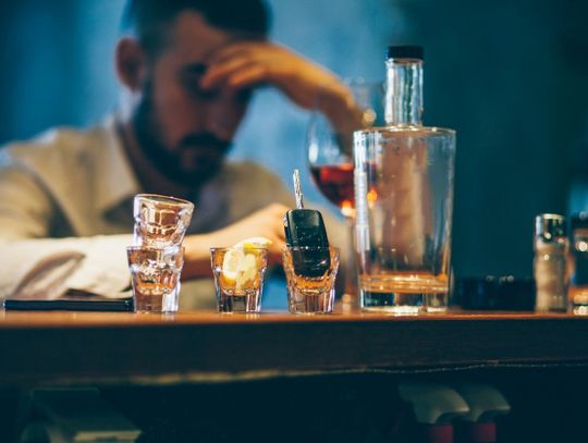 Te zachowania świadczą o nadużywaniu alkoholu. Jak piją dorośli, a jak dzieci [WYWIAD]