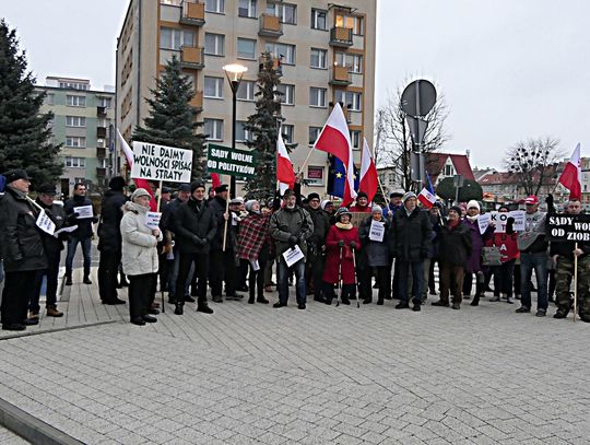 "Teraz decyduje się wszystko". Elblążanie wyszli na ulice w obronie wolnych sądów