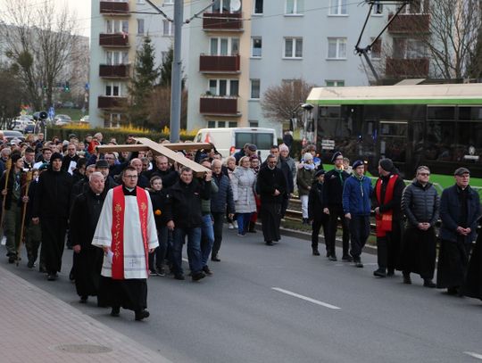 Tłumy na Drodze Krzyżowej w Elblągu [ZDJĘCIA]