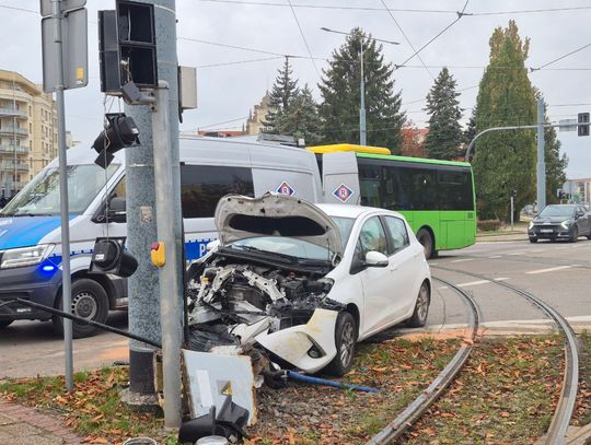 Toyotą uderzył w słup [WIDEO]