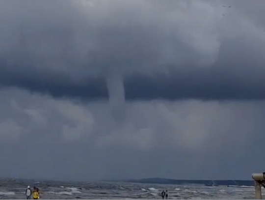 Trąby wodne na Mierzei Wiślanej [WIDEO]