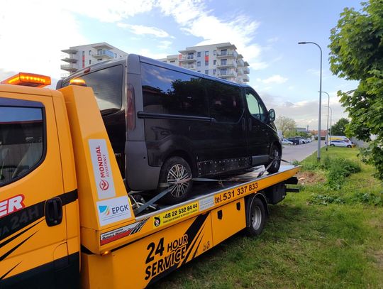 Trafiają na lawetę. Straż Miejska w Elblągu podała koszt odholowania