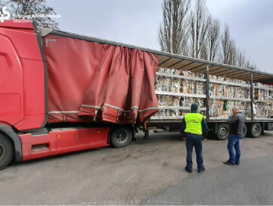 Transport makulatury zatrzymany przez funkcjonariuszy KAS