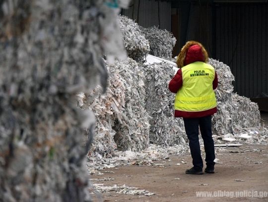 Trwa usuwanie zmagazynowanych odpadów - to efekt policyjnego śledztwa Trwa usuwanie zmagazynowanych odpadów - to efekt policyjnego śledztwa