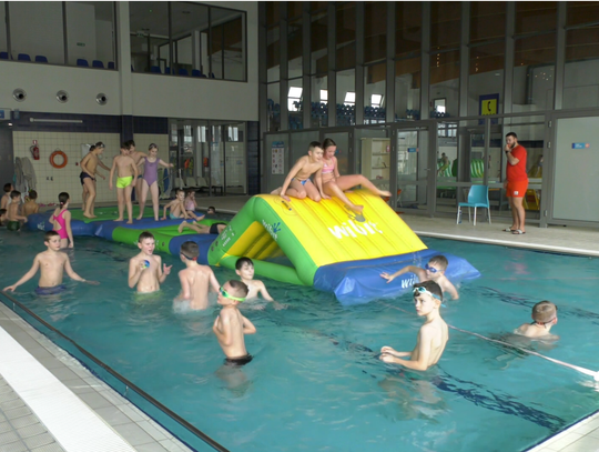 Trwa zabawa na dmuchanych torach w CRW Dolinka [WIDEO]