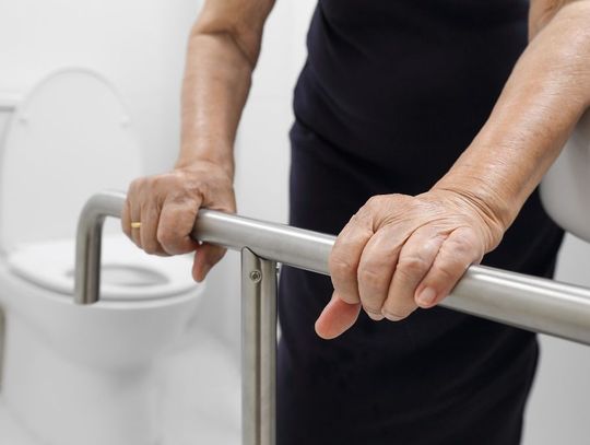 Uchwyty do łazienki a bezpieczeństwo seniorów