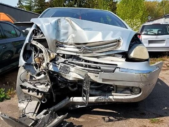 Uciekał przed policją. Rozbił samochód na kapliczce