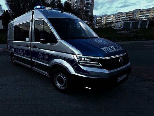 Uciekał przed policją w Elblągu. Zatrzymał się uderzając w inny pojazd Uciekał przed policją w Elblągu. Zatrzymał się uderzając w inny pojazd