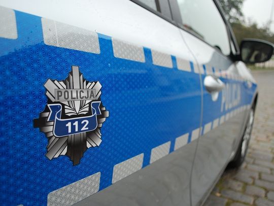 Uciekał przed policją. Zatrzymał się na metalowym ogrodzeniu