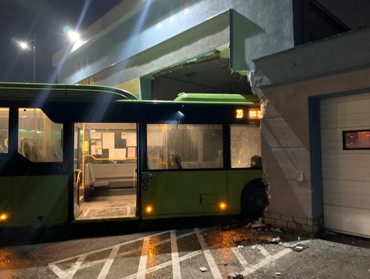 Uderzył autobusem w budynek stacji diagnostycznej na dworcu Uderzył autobusem w budynek stacji diagnostycznej na dworcu