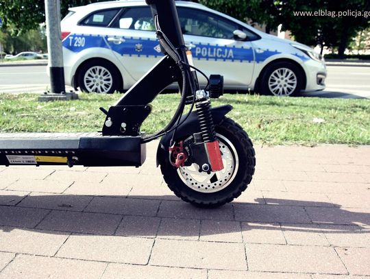 Uderzył hulajnogą w sygnalizator świetlny Uderzył hulajnogą w sygnalizator świetlny