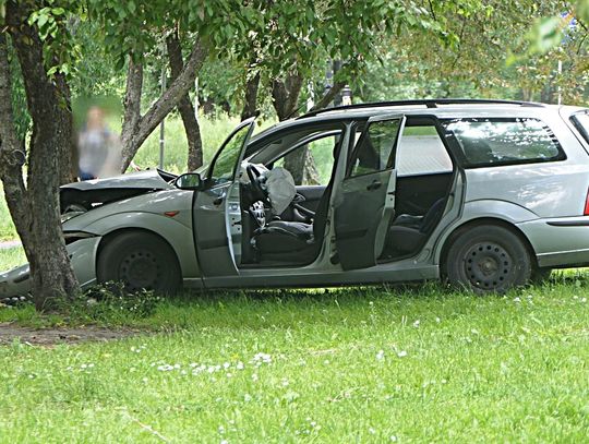 Uderzył w drzewo przy cmentarzu