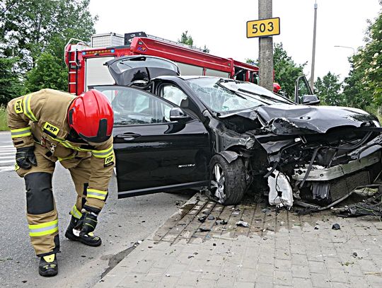 Uderzył w ogrodzenie i słup