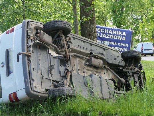  Uderzył w pojazd, a następnie w drzewo