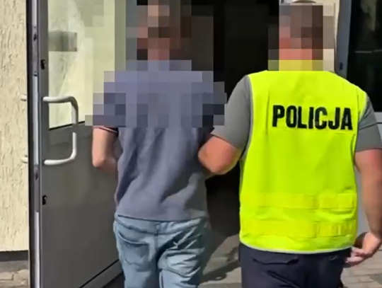 Ukradł tablicę, podpalił auto i rozbił się uciekając