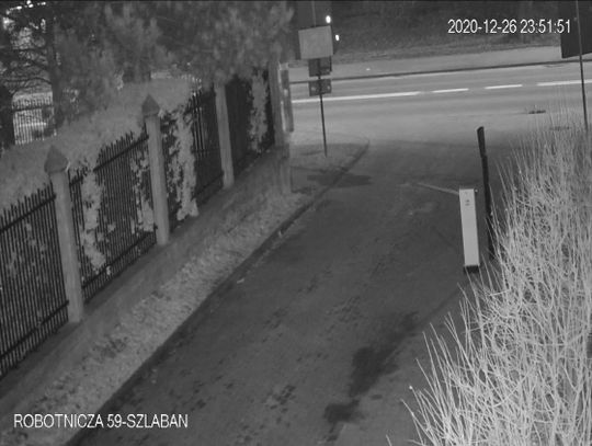 Uszkodził szlaban na Robotniczej, teraz szuka go policja [WIDEO]