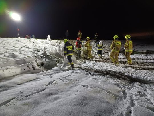 Uszkodzony wał przeciwpowodziowy. Na miejscu pracowali strażacy Uszkodzony wał przeciwpowodziowy. Na miejscu pracowali strażacy