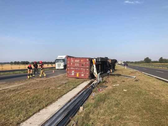 Utrudnienia na S7. Ciężarówka na boku