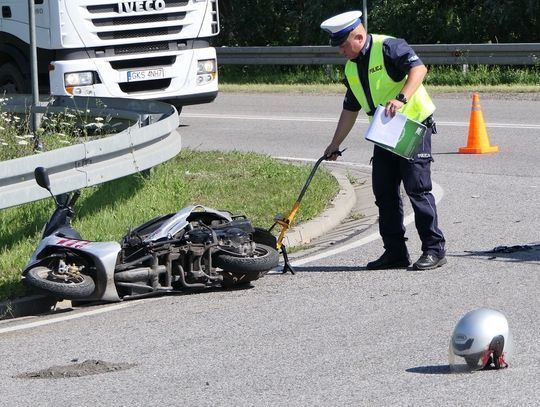 Utrudnienia na trasie Elbląg-Malbork. Motorower zderzył się z samochodem