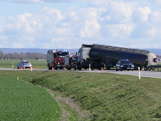 Utrudnienia na trasie Elbląg-Malbork. Samochód ciężarowy w rowie