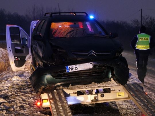 Uwaga na drogach w Elblągu ślisko. Na Mazurskiej Citroen wjechał do rowu!