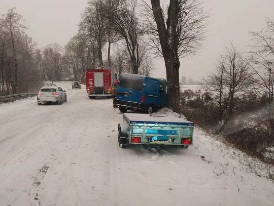 Uwaga ślisko! 41-latek zatrzymał się na drzewie