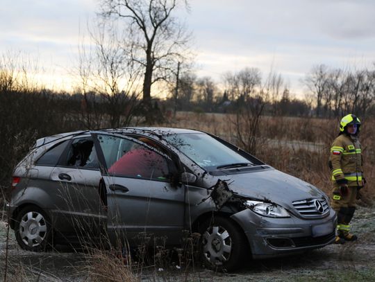 Uwaga ślisko! Mercedesem wylądował w rowie