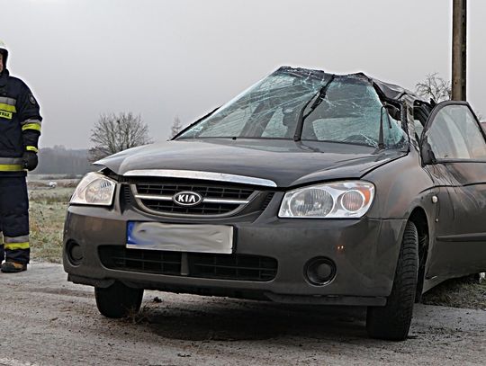 Uwaga, ślisko! W Pogrodziu samochód wypadł z drogi Uwaga, ślisko! W Pogrodziu samochód wypadł z drogi