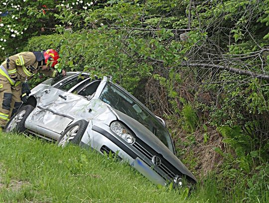 Volkswagen zderzył się z ciągnikiem