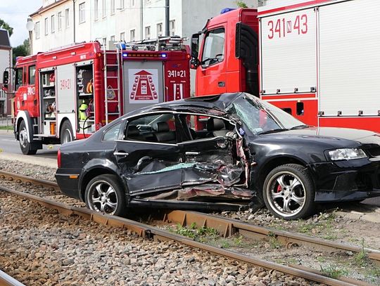 Volkswagen zderzył się z tramwajem na Browarnej