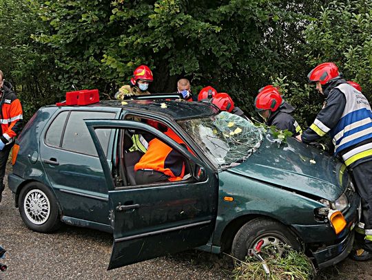 Volkswagenem uderzyła w drzewo