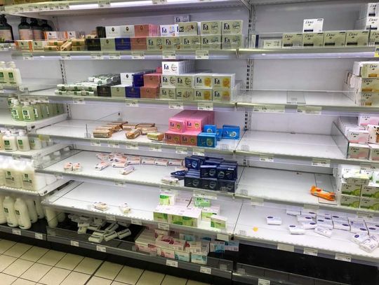 W aptekach brakuje maseczek, a z półek sklepów znikają mydła antybakteryjne